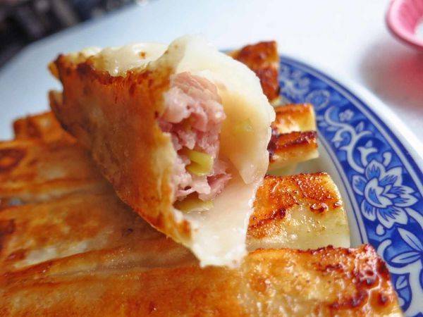 【台北美食】萬華佳佳香鍋貼-酥脆可口的美味鍋貼