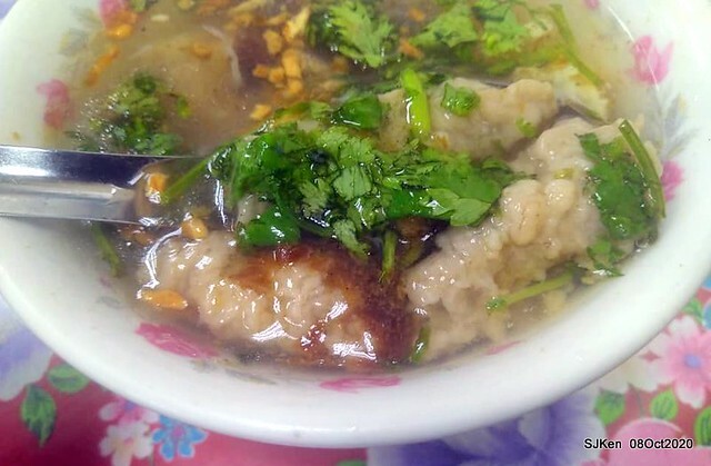 Taiwan traditional light dishes - Oil cake & pork meat soup 