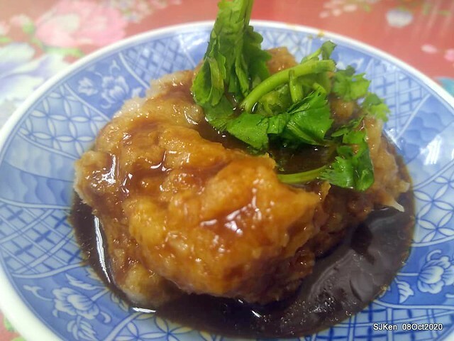 Taiwan traditional light dishes - Oil cake & pork meat soup 