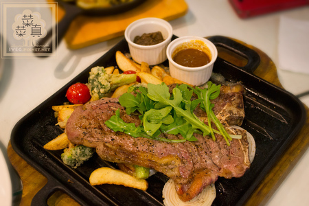 經典主菜─碳烤丁骨牛排 經典主菜─碳烤丁骨牛排