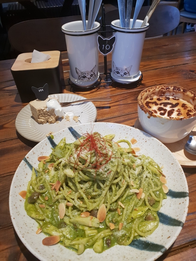 【新北.五股】觀音山硬漢嶺+bobo豹豹咖啡森林館內有多隻店貓