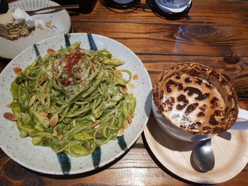 【新北.五股】觀音山硬漢嶺+bobo豹豹咖啡森林館內有多隻店貓