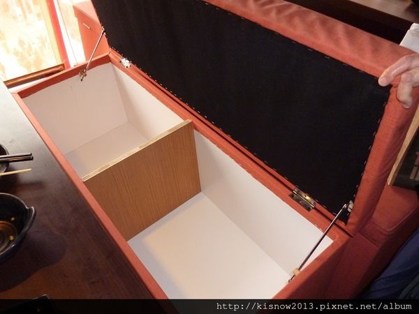 厲害5-座位下的置物櫃.JPG