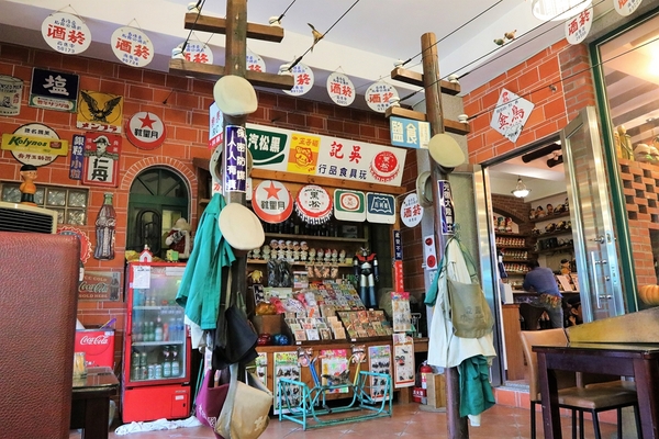 鹿港童年往事之懷舊柑仔店：【彰化鹿港景點)】童年往事莊園民宿~50-60年代復古餐廳，懷舊莊園民宿 回味童趣，滿滿兒時回憶