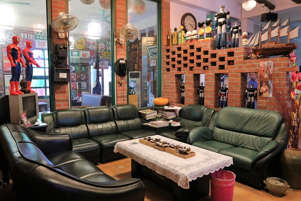 鹿港童年往事之懷舊柑仔店：【彰化鹿港景點)】童年往事莊園民宿~50-60年代復古餐廳，懷舊莊園民宿 回味童趣，滿滿兒時回憶