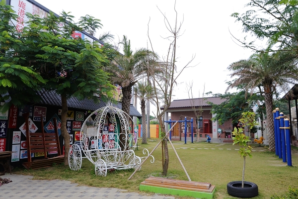 鹿港童年往事之懷舊柑仔店：【彰化鹿港景點)】童年往事莊園民宿~50-60年代復古餐廳，懷舊莊園民宿 回味童趣，滿滿兒時回憶