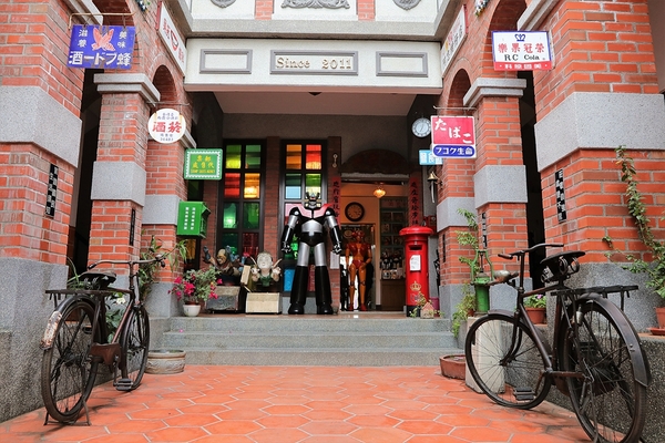 鹿港童年往事之懷舊柑仔店：【彰化鹿港景點)】童年往事莊園民宿~50-60年代復古餐廳，懷舊莊園民宿 回味童趣，滿滿兒時回憶