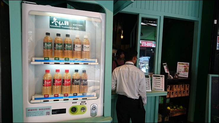 FB臉書社團瘋狂洗版的中和三角舖鴛鴦分享杯奶茶 vs 大台北首家投幣式鮮奶茶販賣機的艋舺冬瓜堂茶飲