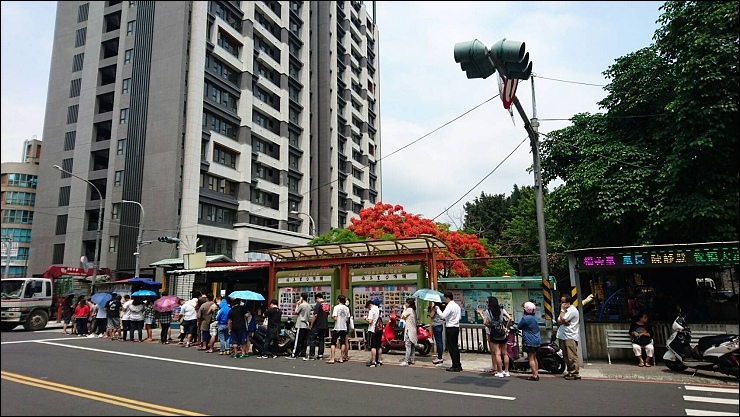 FB臉書社團瘋狂洗版的中和三角舖鴛鴦分享杯奶茶 vs 大台北首家投幣式鮮奶茶販賣機的艋舺冬瓜堂茶飲