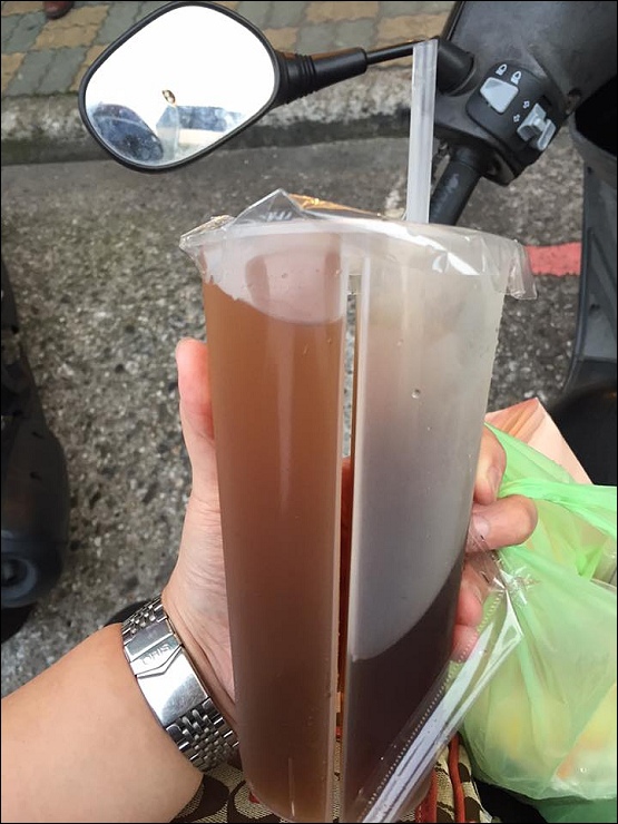 FB臉書社團瘋狂洗版的中和三角舖鴛鴦分享杯奶茶 vs 大台北首家投幣式鮮奶茶販賣機的艋舺冬瓜堂茶飲