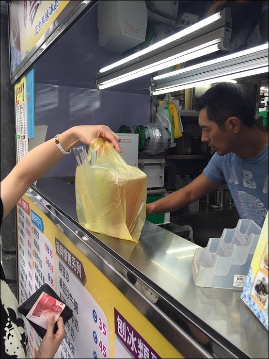 FB臉書社團瘋狂洗版的中和三角舖鴛鴦分享杯奶茶 vs 大台北首家投幣式鮮奶茶販賣機的艋舺冬瓜堂茶飲
