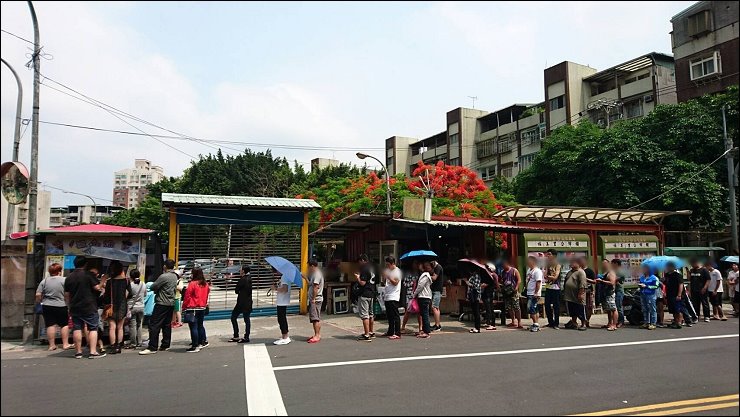 FB臉書社團瘋狂洗版的中和三角舖鴛鴦分享杯奶茶 vs 大台北首家投幣式鮮奶茶販賣機的艋舺冬瓜堂茶飲