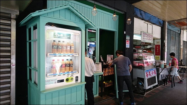 FB臉書社團瘋狂洗版的中和三角舖鴛鴦分享杯奶茶 vs 大台北首家投幣式鮮奶茶販賣機的艋舺冬瓜堂茶飲