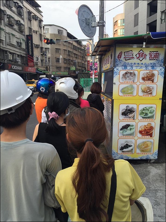 FB臉書社團瘋狂洗版的中和三角舖鴛鴦分享杯奶茶 vs 大台北首家投幣式鮮奶茶販賣機的艋舺冬瓜堂茶飲