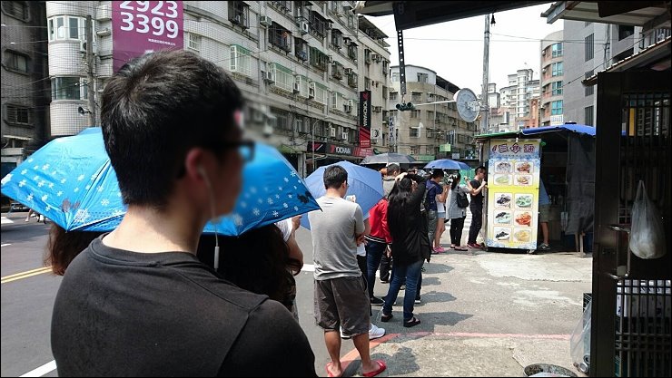 FB臉書社團瘋狂洗版的中和三角舖鴛鴦分享杯奶茶 vs 大台北首家投幣式鮮奶茶販賣機的艋舺冬瓜堂茶飲