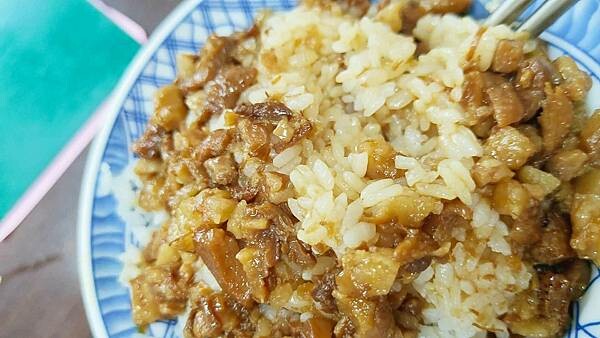 路過千萬別錯過！一碗魯肉飯只要２５元，超便宜的啦～！超過５０年的超級老字號美食，擁有獨特的風味，讓人