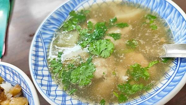 路過千萬別錯過！一碗魯肉飯只要２５元，超便宜的啦～！超過５０年的超級老字號美食，擁有獨特的風味，讓人