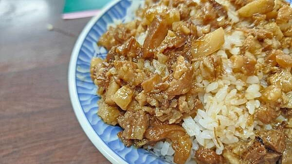 路過千萬別錯過！一碗魯肉飯只要２５元，超便宜的啦～！超過５０年的超級老字號美食，擁有獨特的風味，讓人