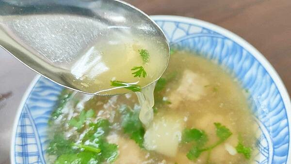 路過千萬別錯過！一碗魯肉飯只要２５元，超便宜的啦～！超過５０年的超級老字號美食，擁有獨特的風味，讓人