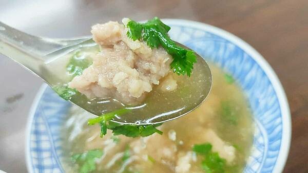 路過千萬別錯過！一碗魯肉飯只要２５元，超便宜的啦～！超過５０年的超級老字號美食，擁有獨特的風味，讓人