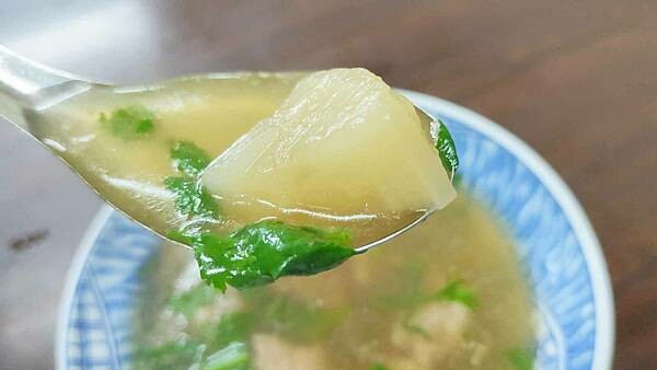 路過千萬別錯過！一碗魯肉飯只要２５元，超便宜的啦～！超過５０年的超級老字號美食，擁有獨特的風味，讓人