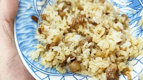 路過千萬別錯過！一碗魯肉飯只要２５元，超便宜的啦～！超過５０年的超級老字號美食，擁有獨特的風味，讓人