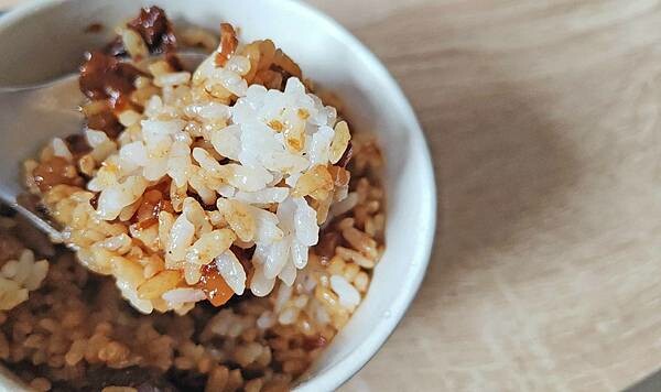 路過千萬別錯過！一碗魯肉飯只要２５元，超便宜的啦～！超過５０年的超級老字號美食，擁有獨特的風味，讓人