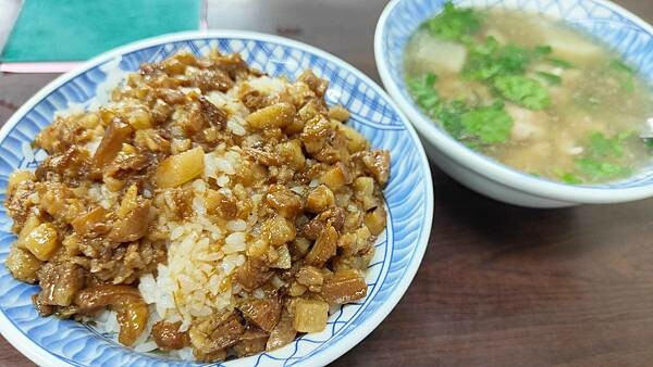 路過千萬別錯過！一碗魯肉飯只要２５元，超便宜的啦～！超過５０年的超級老字號美食，擁有獨特的風味，讓人