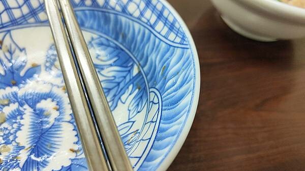 路過千萬別錯過！一碗魯肉飯只要２５元，超便宜的啦～！超過５０年的超級老字號美食，擁有獨特的風味，讓人