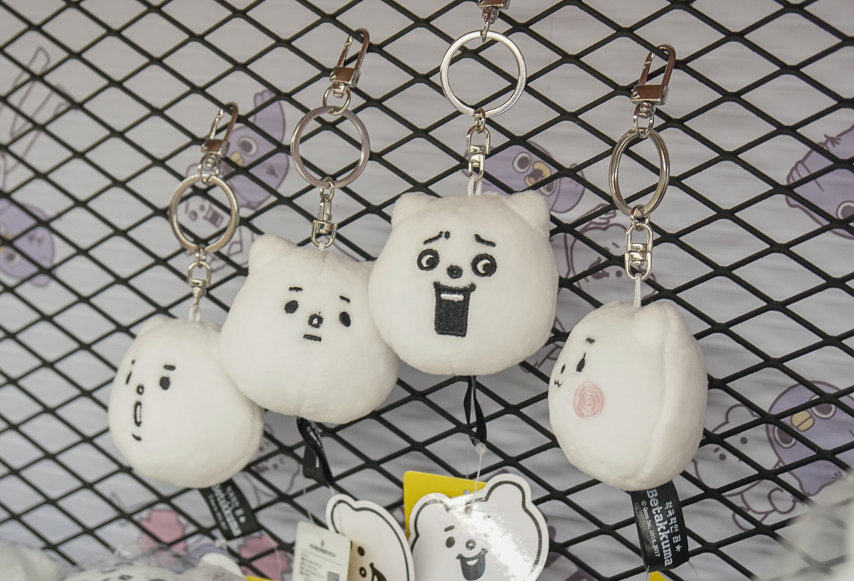 懶得鳥你x賤萌熊聯名快閃店-華山文創園區限定展出!IG必拍~人人搶戴的賤萌熊頭套 - 美食好芃友