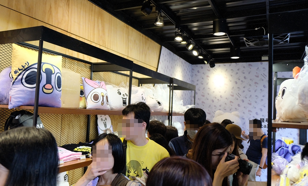 懶得鳥你x賤萌熊聯名快閃店-華山文創園區限定展出!IG必拍~人人搶戴的賤萌熊頭套 - 美食好芃友