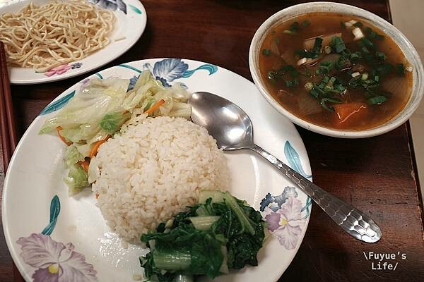|台北內湖‧台式| 油香好吃的牛肉蛋炒飯《通化老師傅牛雜湯/