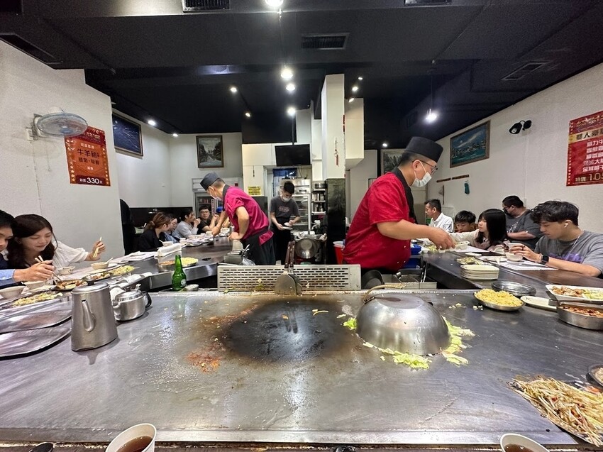 [台北台式]內湖港墘站「王朝鐵板燒」生意超好客人一波波不間斷