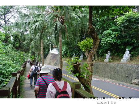 基隆中正公園:【遊記】oO。基隆 中正公園 多多龍候車亭 龍貓公車 多多龍 超可愛的塗鴨客隨興塗鴨,竟變成基隆最新熱門景點~。o○。 基隆中正公園:【遊記】oO。基隆 中正公園 多多龍候車亭 龍貓公車 多多龍 超可愛的塗鴨客隨興塗鴨,竟變成基隆最新熱門景點~。o○。
