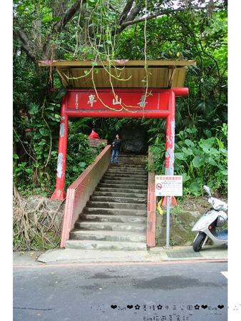 基隆中正公園:【遊記】oO。基隆 中正公園 多多龍候車亭 龍貓公車 多多龍 超可愛的塗鴨客隨興塗鴨,竟變成基隆最新熱門景點~。o○。 基隆中正公園:【遊記】oO。基隆 中正公園 多多龍候車亭 龍貓公車 多多龍 超可愛的塗鴨客隨興塗鴨,竟變成基隆最新熱門景點~。o○。