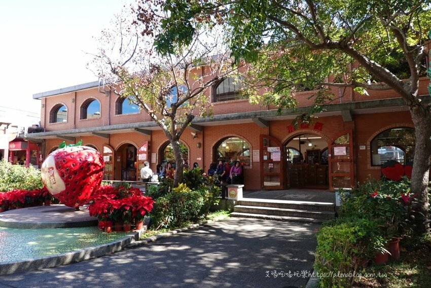 免費景點！冬天就是要來草莓世界．草莓香腸四支100元．體驗採紅寶石草莓 - 艾瑪▪ 享受吃喝玩樂札記