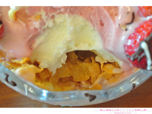 巧克力雲莊:【食、遊記】oO。。苗栗 巧克力雲莊 想了一世紀才又吃到的移山倒海草冰,簡直是把整座的草莓園搬來眼前,快來看看有多澎湃~o○。 巧克力雲莊:【食、遊記】oO。。苗栗 巧克力雲莊 想了一世紀才又吃到的移山倒海草冰,簡直是把整座的草莓園搬來眼前,快來看看有多澎湃~o○。