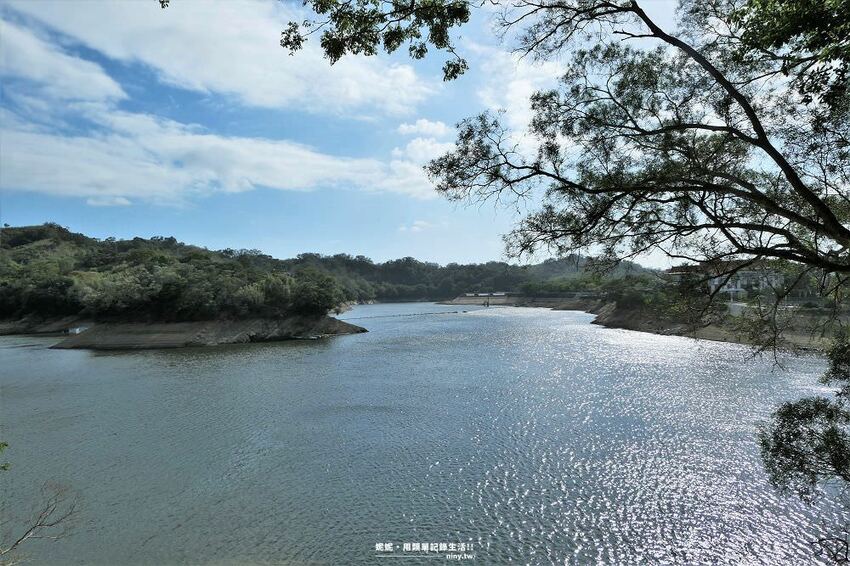 旅遊。苗栗★水庫上的可愛小島日新島 有動物有咖啡廳適合親子好友旅遊 - 妮妮˙ˇ˙用類單記錄生活!!