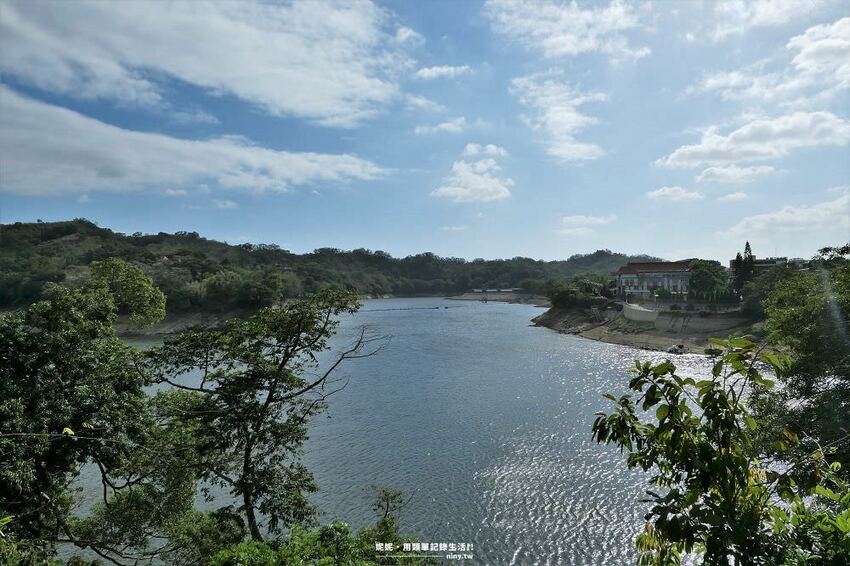 旅遊。苗栗★水庫上的可愛小島日新島 有動物有咖啡廳適合親子好友旅遊 - 妮妮˙ˇ˙用類單記錄生活!!