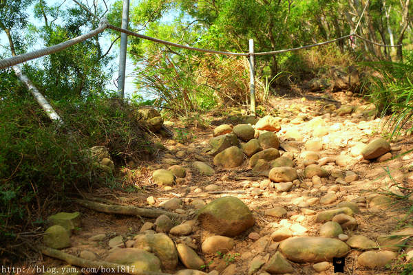 【苗栗。三義】熊熊烈火正在燃燒。惡地火炎山。亂石谷。自然保留區。火炎山步道