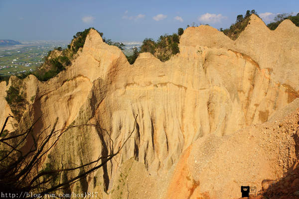 【苗栗。三義】熊熊烈火正在燃燒。惡地火炎山。亂石谷。自然保留區。火炎山步道