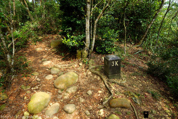 【苗栗。三義】熊熊烈火正在燃燒。惡地火炎山。亂石谷。自然保留區。火炎山步道