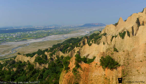 【苗栗。三義】熊熊烈火正在燃燒。惡地火炎山。亂石谷。自然保留區。火炎山步道