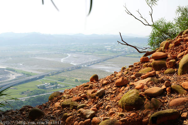 【苗栗。三義】熊熊烈火正在燃燒。惡地火炎山。亂石谷。自然保留區。火炎山步道
