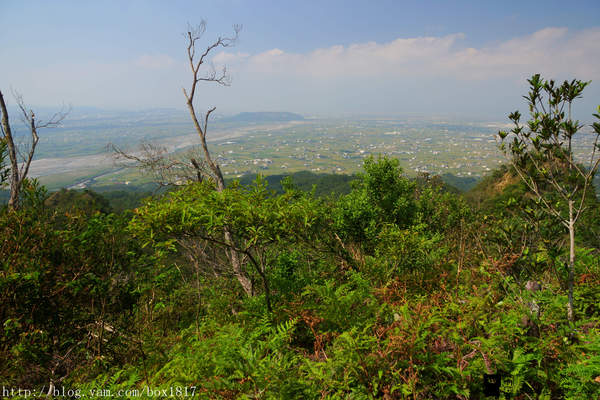 【苗栗。三義】熊熊烈火正在燃燒。惡地火炎山。亂石谷。自然保留區。火炎山步道