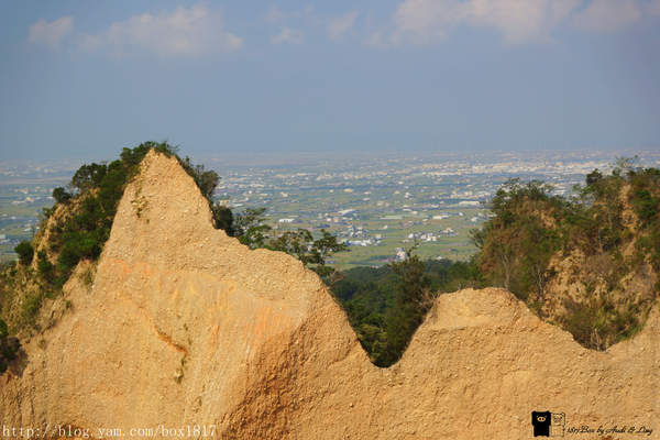 【苗栗。三義】熊熊烈火正在燃燒。惡地火炎山。亂石谷。自然保留區。火炎山步道
