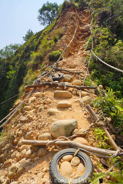 【苗栗。三義】熊熊烈火正在燃燒。惡地火炎山。亂石谷。自然保留區。火炎山步道