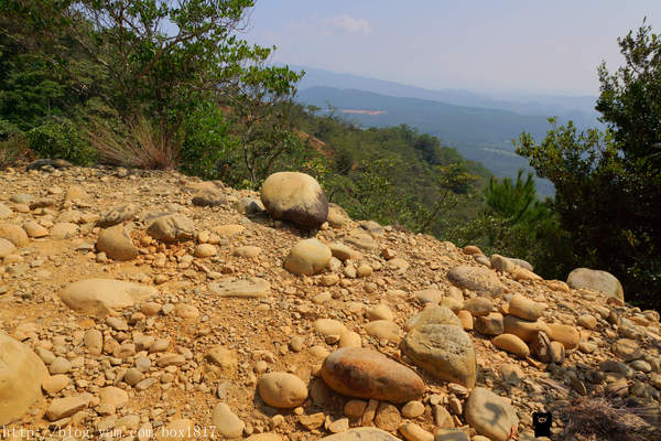 【苗栗。三義】熊熊烈火正在燃燒。惡地火炎山。亂石谷。自然保留區。火炎山步道