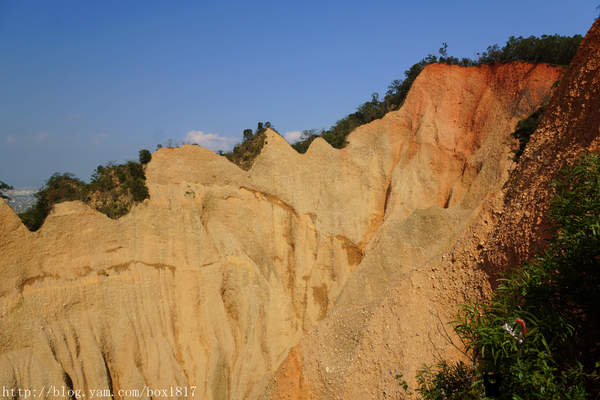 【苗栗。三義】熊熊烈火正在燃燒。惡地火炎山。亂石谷。自然保留區。火炎山步道