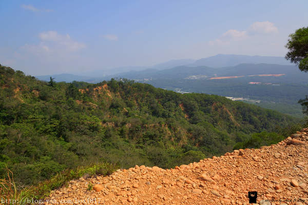 【苗栗。三義】熊熊烈火正在燃燒。惡地火炎山。亂石谷。自然保留區。火炎山步道